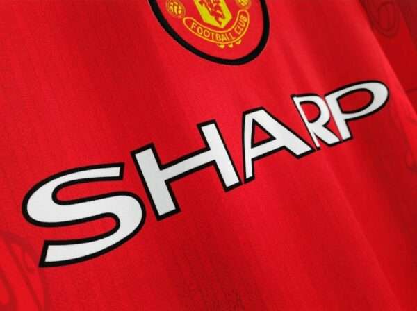 Zoom sur les logos du maillot vintage Manchester United Domicile 1996/1998