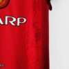 Zoom sur les logos du maillot vintage Manchester United Domicile 1996/1998