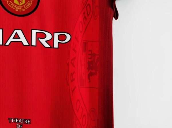 Zoom sur les logos du maillot vintage Manchester United Domicile 1996/1998