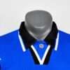 Présente le col du maillot vintage Manchester United Domicile 1996/1998