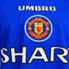 Zoom sur les logos du maillot vintage Manchester United Domicile 1996/1998