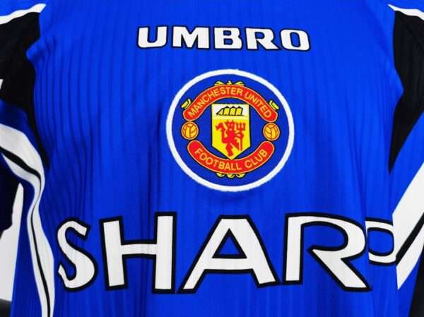 Zoom sur les logos du maillot vintage Manchester United Domicile 1996/1998
