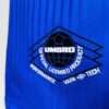 Zoom sur le logo du maillot vintage Manchester United Domicile 1996/1998