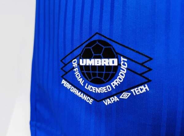 Zoom sur le logo du maillot vintage Manchester United Domicile 1996/1998