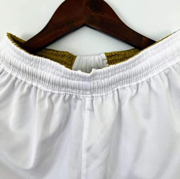 Zoom sur les coutures du short Short Real Madrid Domicile 2011/2012