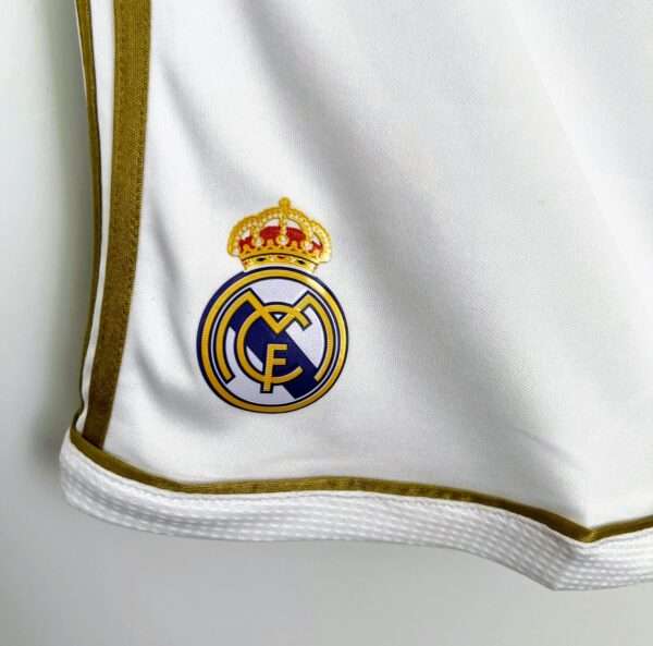 Zoom sur le logo et coutures du short Short Real Madrid Domicile 2011/2012