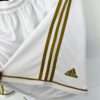 Zoom sur le logo et coutures du short Short Real Madrid Domicile 2011/2012