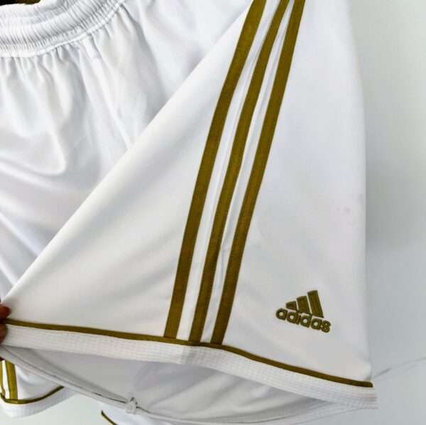Zoom sur le logo et coutures du short Short Real Madrid Domicile 2011/2012