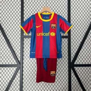 Vue avant du maillot et short vintage FC Barcelone "Enfant" Domicile 2010/2011