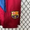 Zoom sur le logo et coutures du short FC Barcelone "Enfant" Domicile 2010/2011