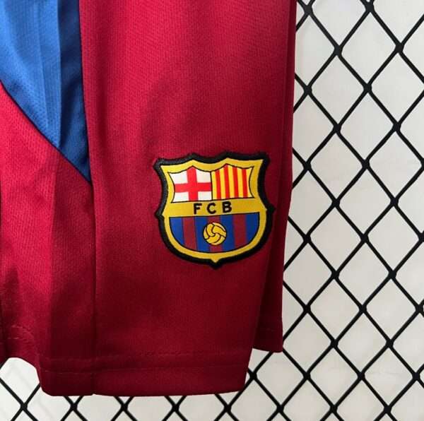 Zoom sur le logo et coutures du short FC Barcelone "Enfant" Domicile 2010/2011