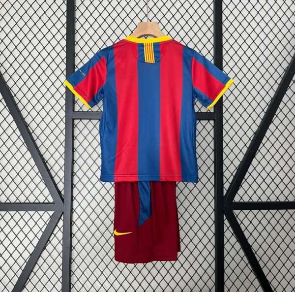 Vue arrière du maillot et short vintage FC Barcelone "Enfant" Domicile 2010/2011