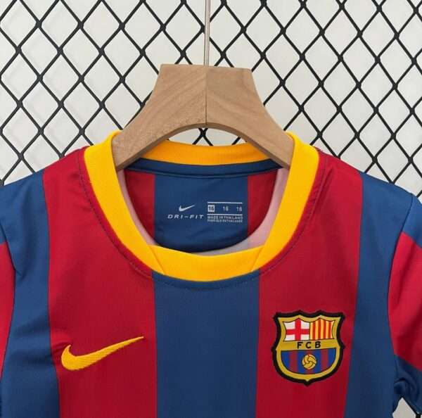 Présente le col et logos du maillot vintage FC Barcelone "Enfant" Domicile 2010/2011