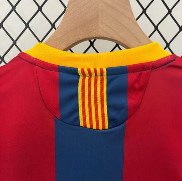 Présente le col, logos et coutures du maillot vintage FC Barcelone "Enfant" Domicile 2010/2011