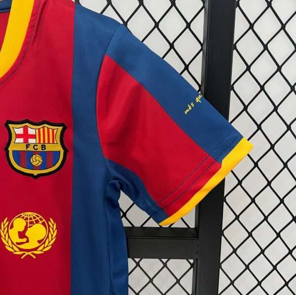 Zoom sur la manche, logos et coutures du maillot vintage FC Barcelone "Enfant" Domicile 2010/2011