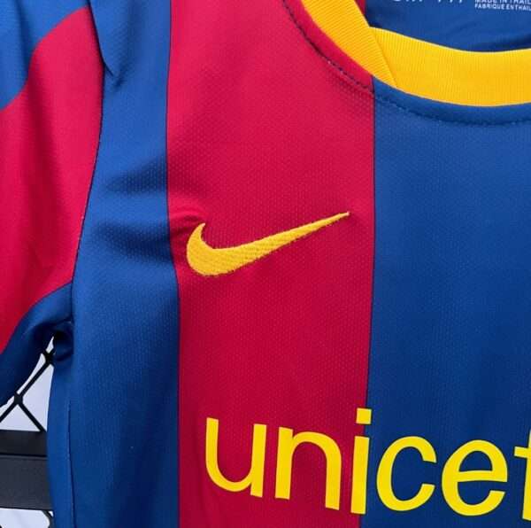 Zoom sur les logos et coutures du maillot vintage FC Barcelone "Enfant" Domicile 2010/2011