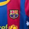 Zoom sur les logos et coutures du maillot vintage FC Barcelone "Enfant" Domicile 2010/2011