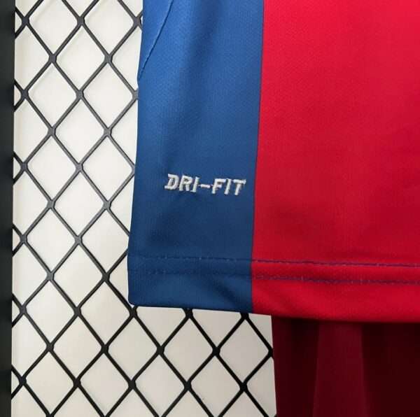 Zoom sur le logo et coutures du maillot vintage FC Barcelone "Enfant" Domicile 2010/2011