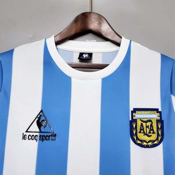 Zoom sur le col et logos du maillot vintage Argentine Domicile Coupe du Monde 1986