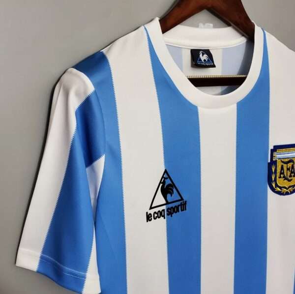 Zoom sur la manche, col et logos du maillot vintage Argentine Domicile Coupe du Monde 1986
