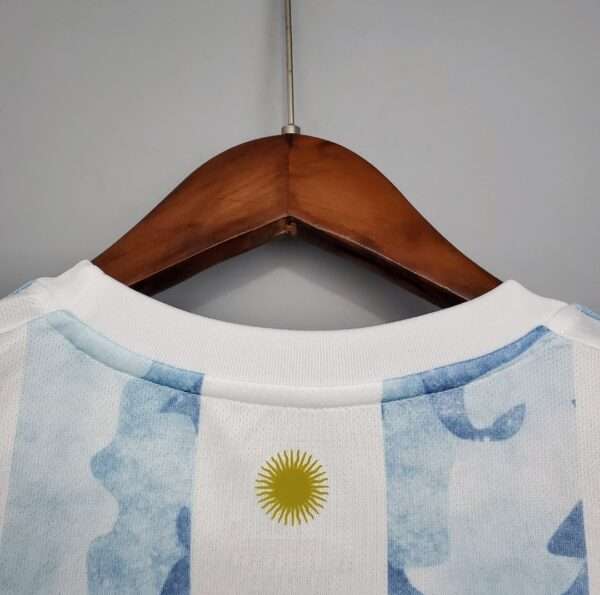Zoom sur le col et logo et col du maillot vintage Argentine Domicile 2020/2022