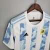 Présente la manche, col et logos du maillot vintage Argentine Domicile 2020/2022