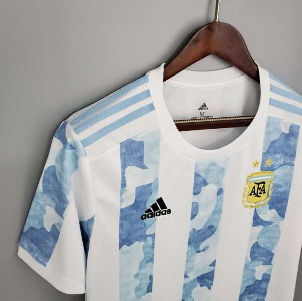 Présente la manche, col et logos du maillot vintage Argentine Domicile 2020/2022