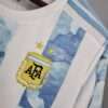 Zoom sur le logo et col du maillot vintage Argentine Domicile 2020/2022