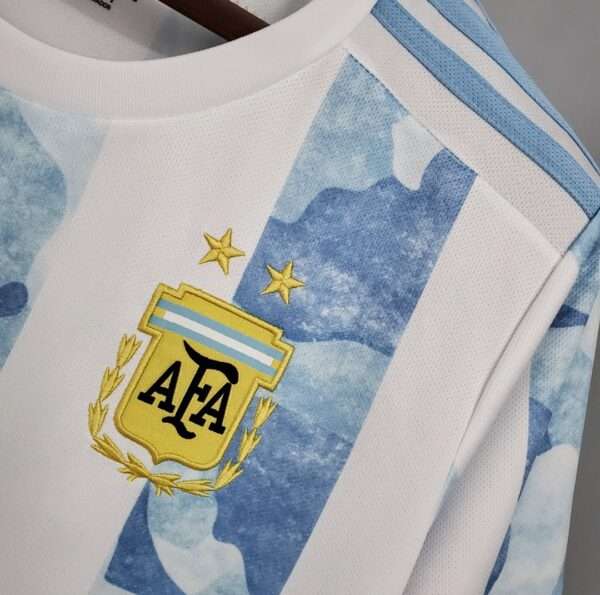 Zoom sur le logo et col du maillot vintage Argentine Domicile 2020/2022