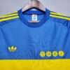 Présente le col et logos du maillot vintage Boca Juniors Domicile 1981/1982