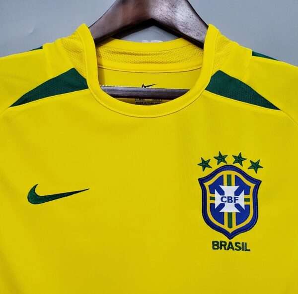 Présente le col et logos du maillot vintage Brésil Domicile Coupe du Monde 2002