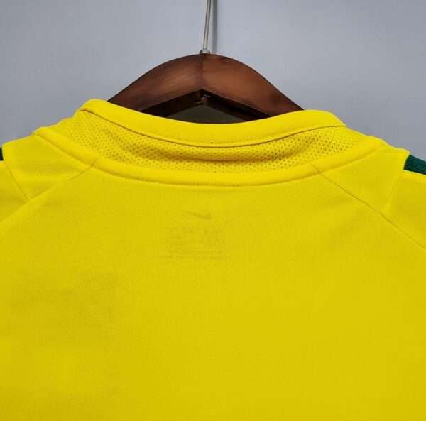 Présente le col du maillot vintage Brésil Domicile Coupe du Monde 2002