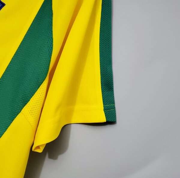 Zoom sur la manche et coutures du maillot vintage Brésil Domicile Coupe du Monde 2002
