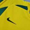 Zoom sur le logo et coutures du maillot vintage Brésil Domicile Coupe du Monde 2002