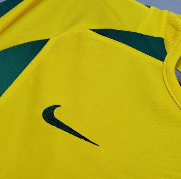 Zoom sur le logo et coutures du maillot vintage Brésil Domicile Coupe du Monde 2002