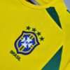 Zoom sur le logo et coutures du maillot vintage Brésil Domicile Coupe du Monde 2002