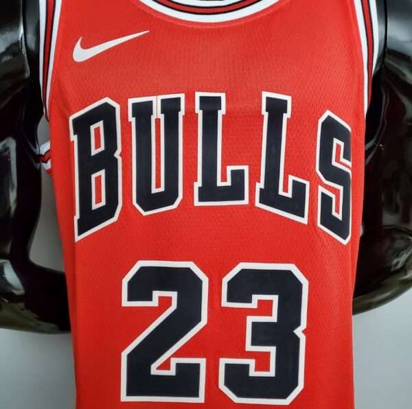 Zoom sur le flocage avant du maillot vintage Chicago Bulls Icon #Jordan 23