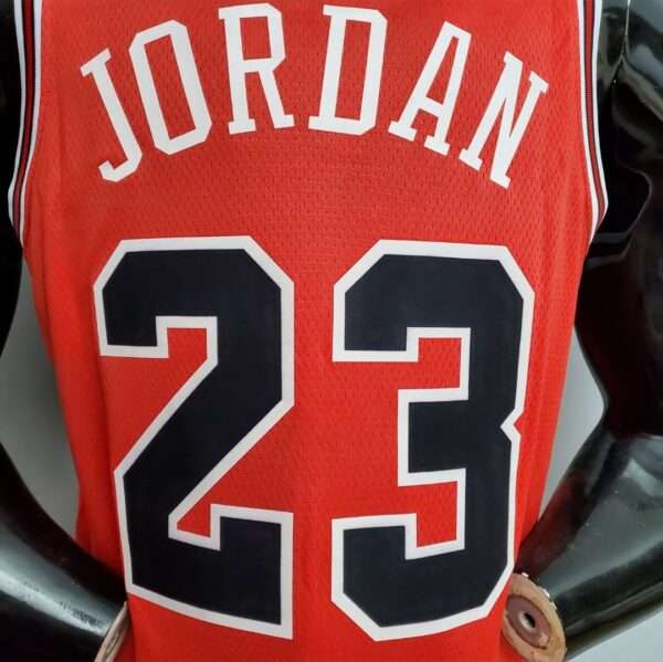 Zoom sur le flocage arrière du maillot vintage Chicago Bulls Icon #Jordan 23