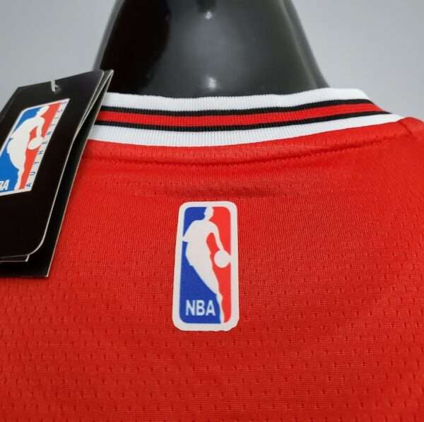 Zoom sur le logo et coutures du maillot vintage Chicago Bulls Icon #Jordan 23