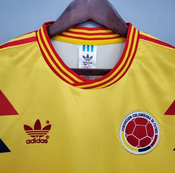Présente le col et logos du maillot vintage Colombie Extérieur Coupe du Monde 1990
