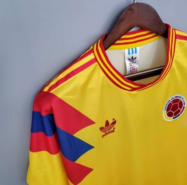 Présente la manche, col et logos du maillot vintage Colombie Extérieur Coupe du Monde 1990