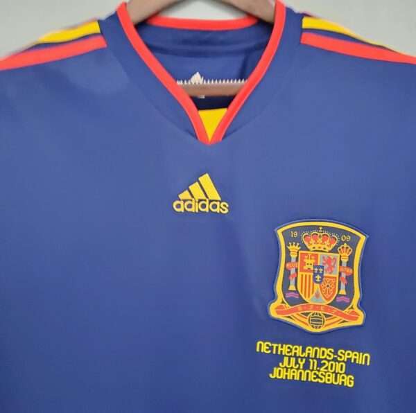 Zoom sur les logos et col du maillot vintage Espagne Finale Coupe du Monde 2010