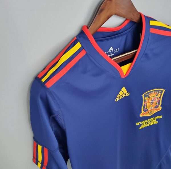 Zoom sur les logos, manche et col du maillot vintage Espagne Finale Coupe du Monde 2010