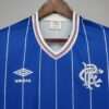 Zoom sur les logos et col du maillot vintage Glasgow Rangers Domicile 1982/1983