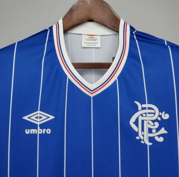 Zoom sur les logos et col du maillot vintage Glasgow Rangers Domicile 1982/1983