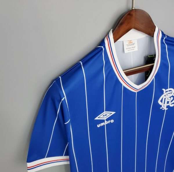 Présente la manche, col et logos du maillot vintage Glasgow Rangers Domicile 1982/1983