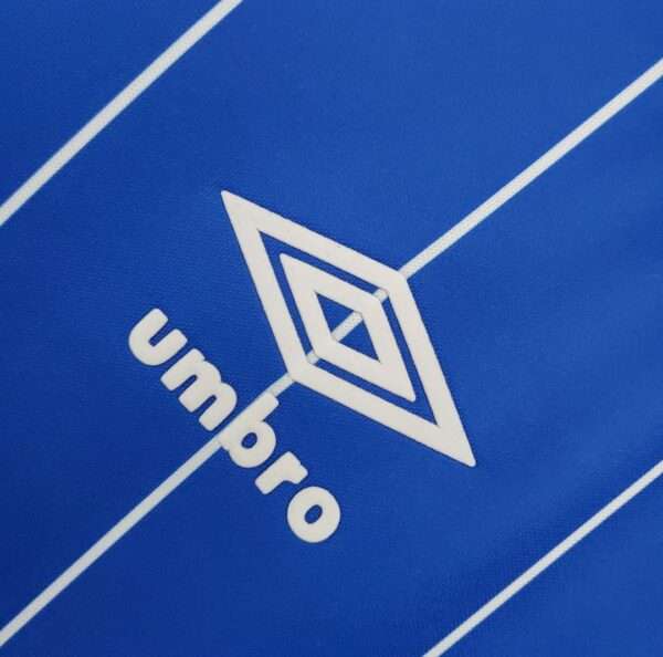 Zoom sur le logo du maillot vintage Glasgow Rangers Domicile 1982/1983