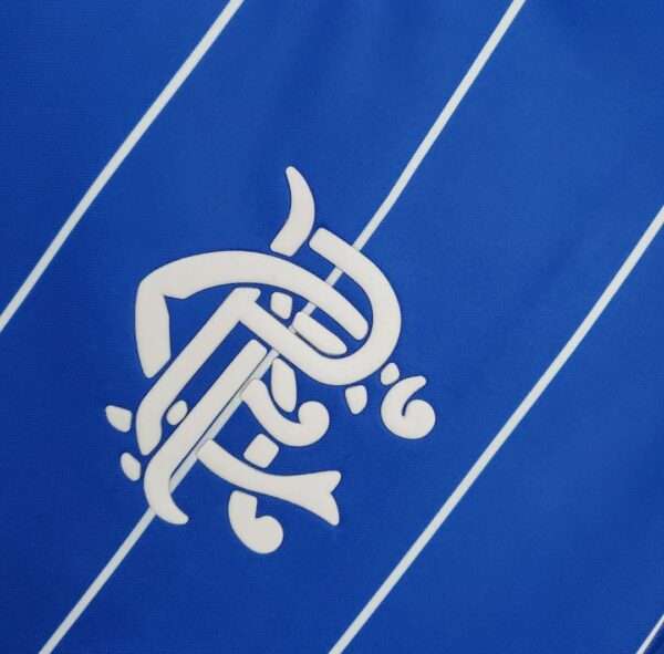 Zoom sur le logo du maillot vintage Glasgow Rangers Domicile 1982/1983
