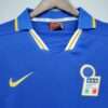 Zoom sur le logo et col du maillot vintage Italie Domicile Euro 1996