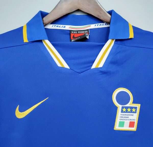 Zoom sur le logo et col du maillot vintage Italie Domicile Euro 1996